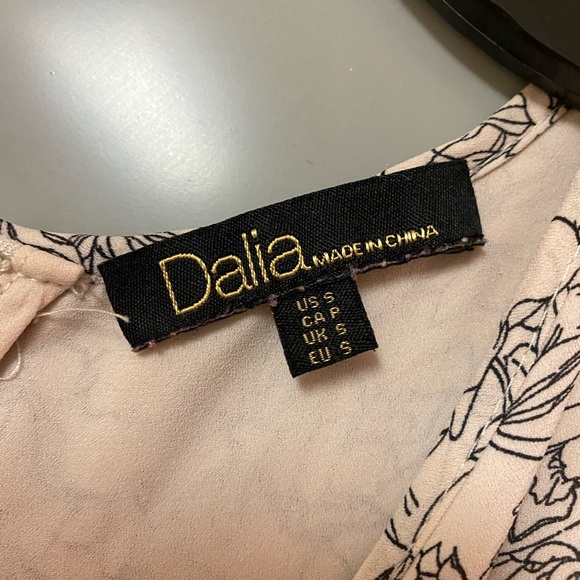 Light Pink/Cream Top w Black Floral Design - Picture 4 of 7